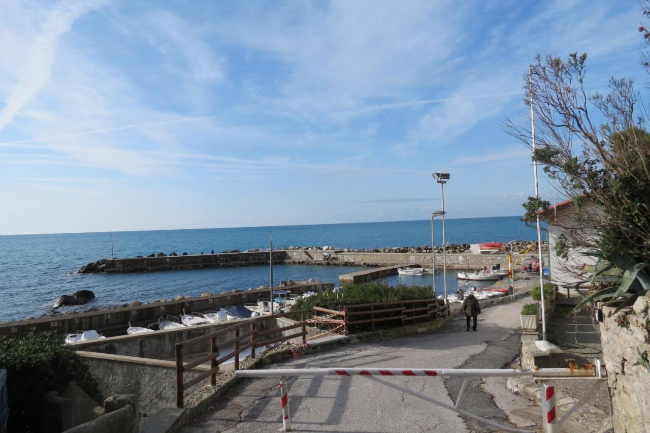 Bellavista Beachfront Apartments Quercianella Bagian luar foto