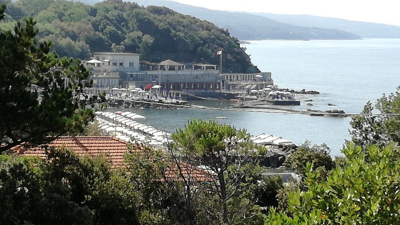 Bellavista Beachfront Apartments Quercianella Bagian luar foto