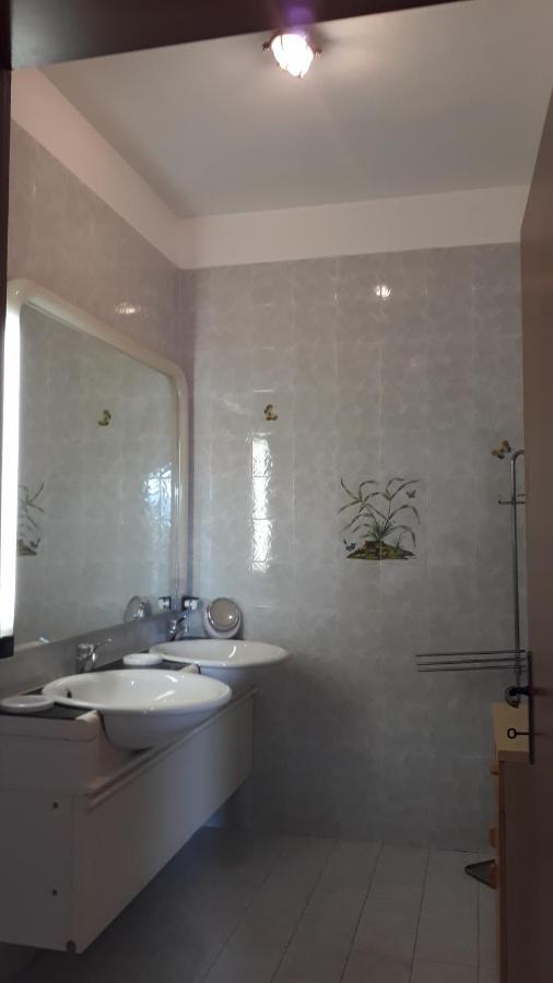 Bellavista Beachfront Apartments Quercianella Bagian luar foto